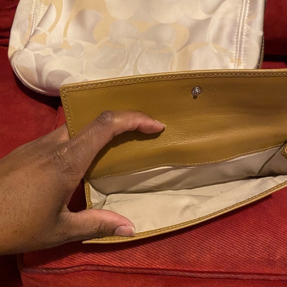 Cream and Tan coach bag with matching wallet - Picture 4 of 10